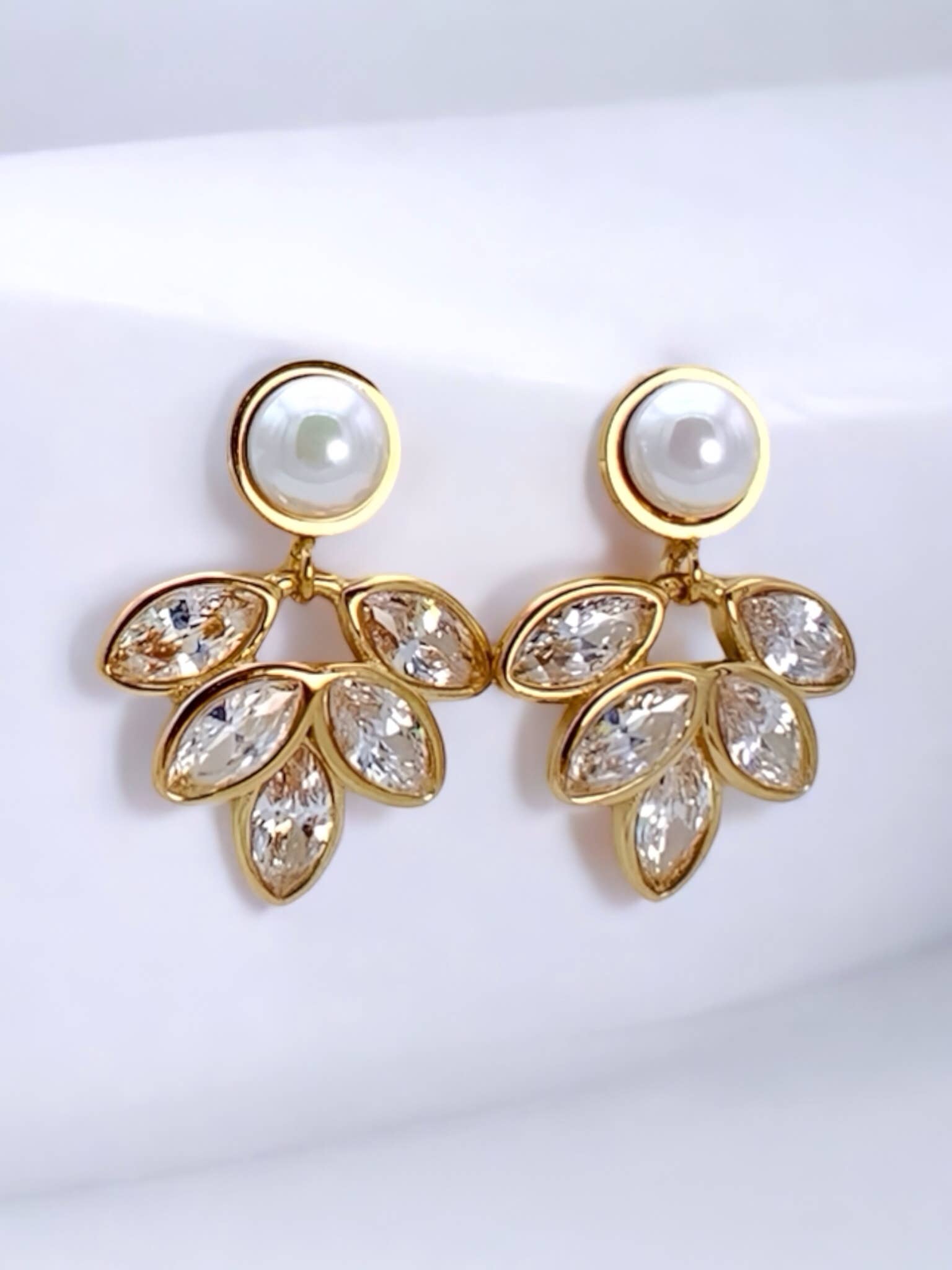 Pearl Leaf earrings - Yellow Gold